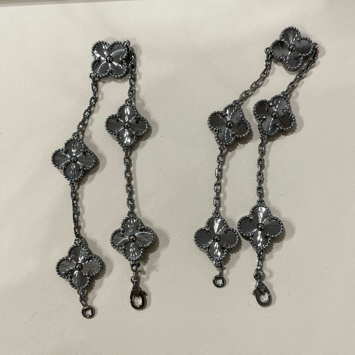 [baslovejewels]CLOVER 5 MOTIF BLACK BRACELET
