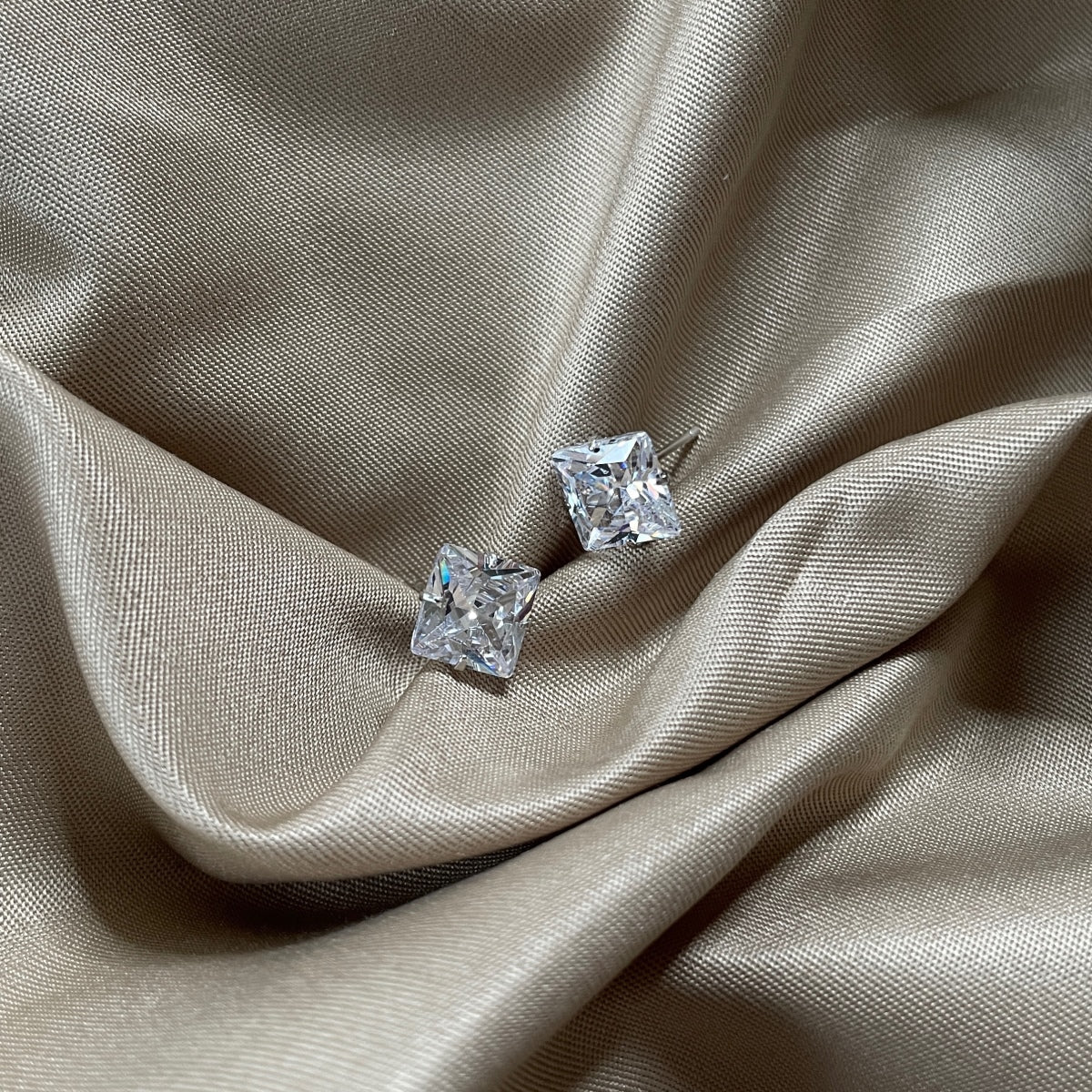 [baslovejewels]Stylish Shiny Square Center Stone Stud Earrings
