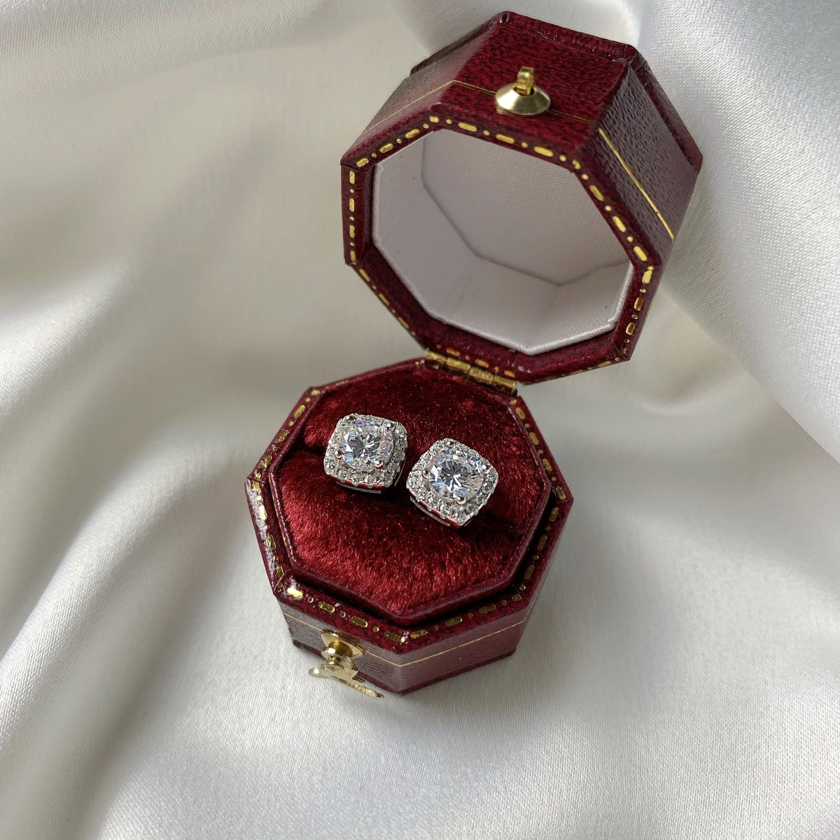 [baslovejewels]Classic Round Center Stone Stud Earrings