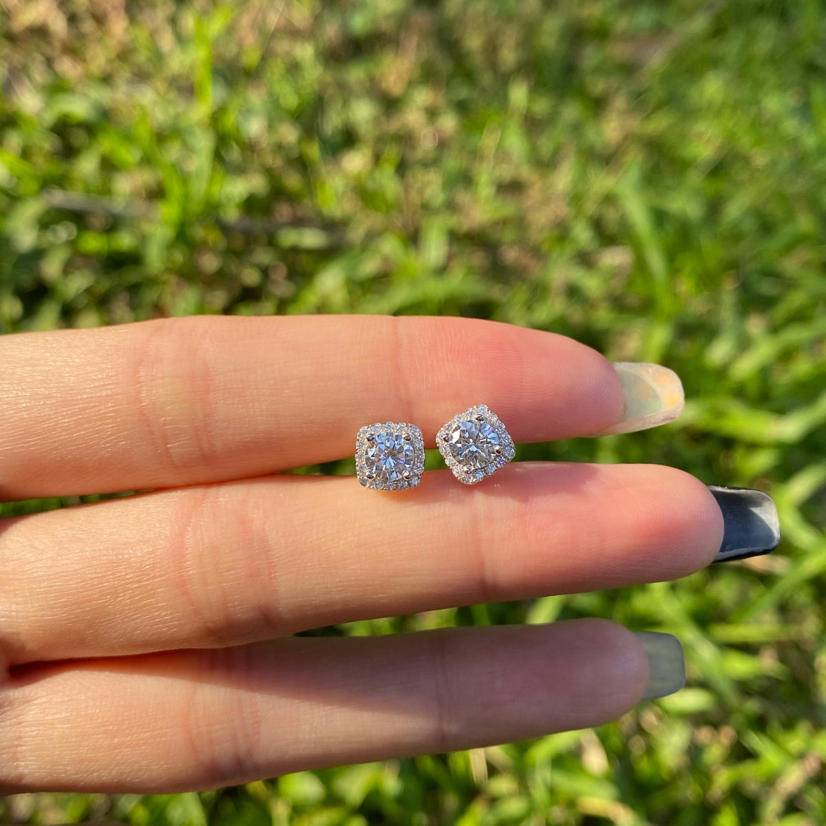 [baslovejewels]Classic Round Center Stone Stud Earrings