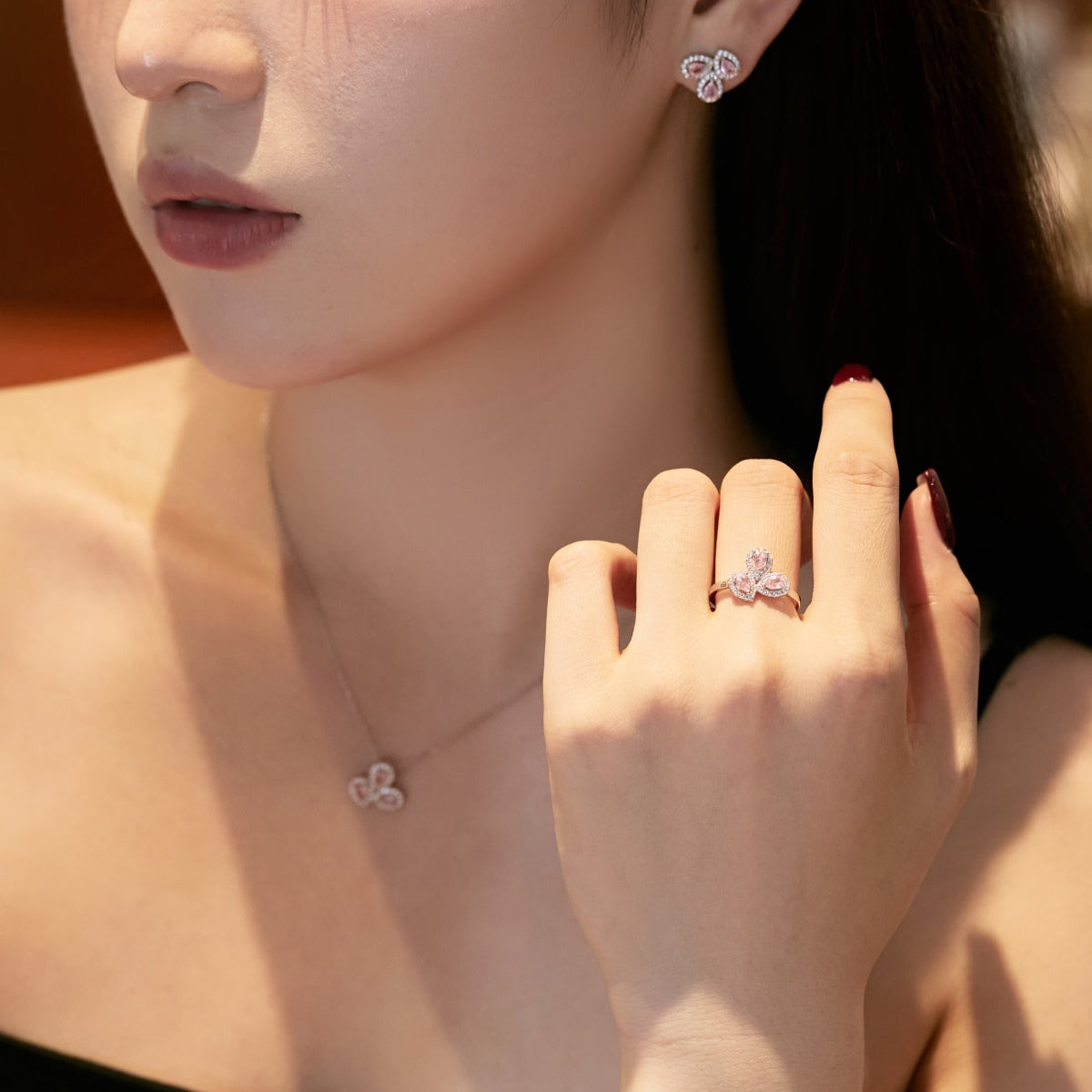 [baslovejewels]Elegant Flower Shape Pear Cut Necklace