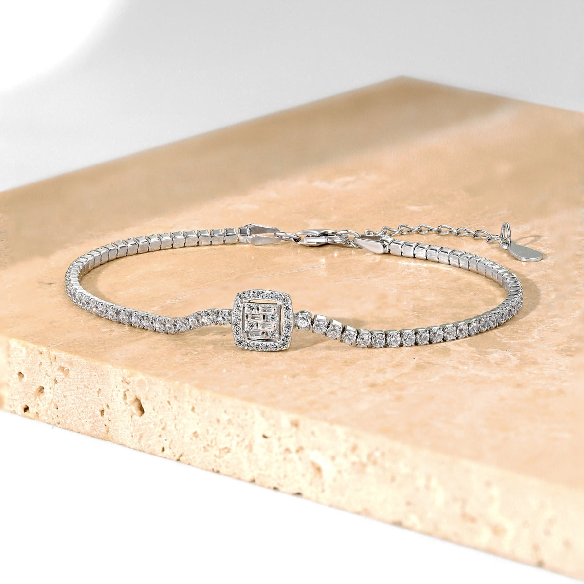 [baslovejewels]Luxurious Dazzling Square Shape Banquet Bracelet