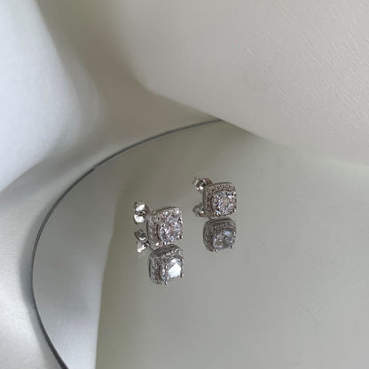 [baslovejewels]Classic Round Center Stone Stud Earrings