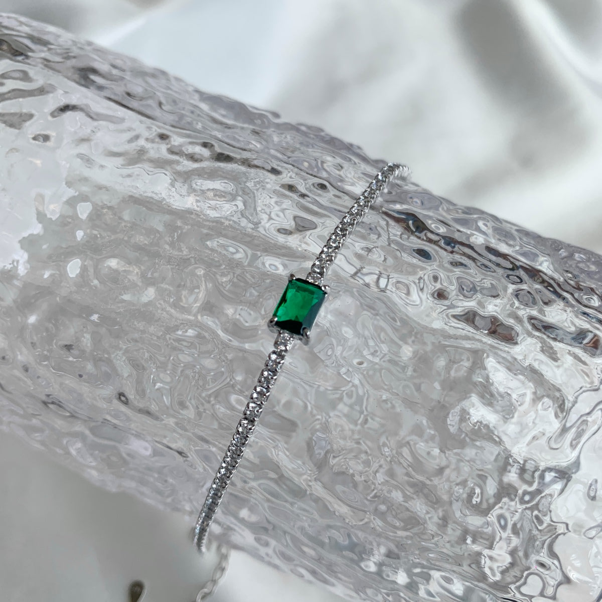 [baslovejewels]1.0 Carat Unique Emerald Cut Banquet Bracelet