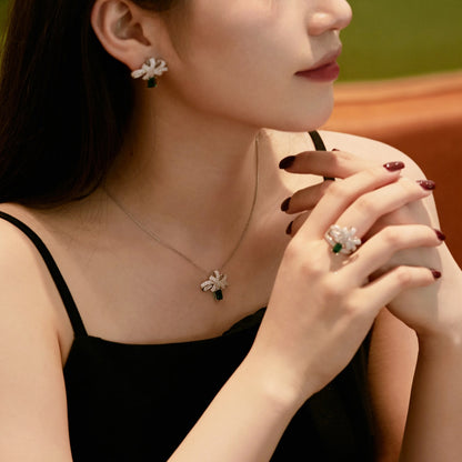 [baslovejewels]Luxurious Flower Shape Emerald Cut Necklace