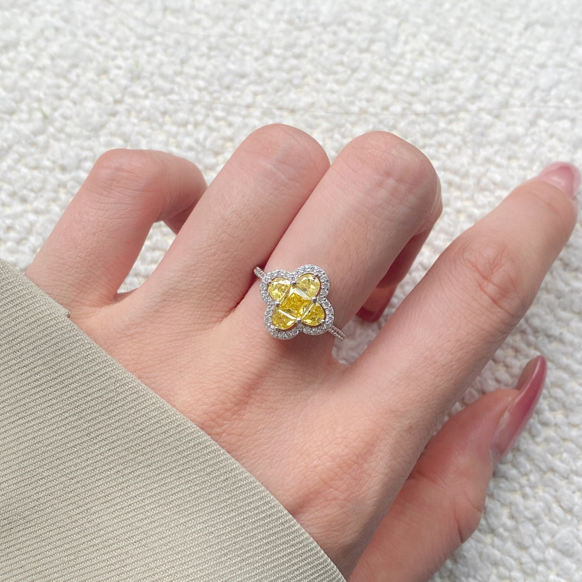 [baslovejewels]Luxurious Eternity Flower Shape Banquet Ring
