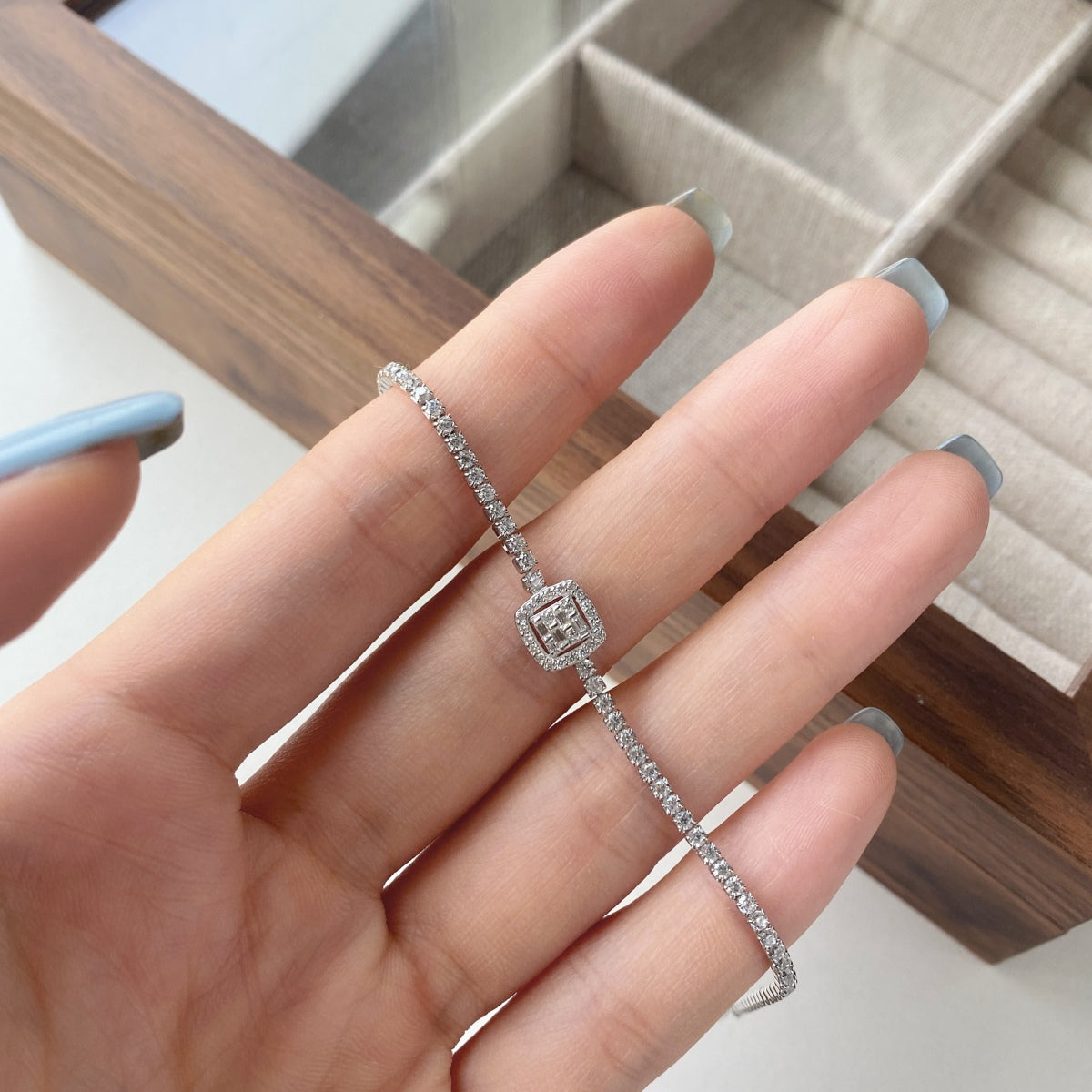 [baslovejewels]Luxurious Dazzling Square Shape Banquet Bracelet