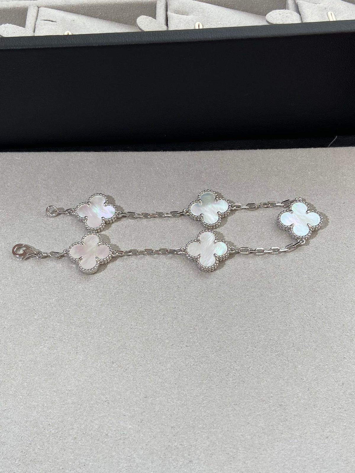 [baslovejewels]CLOVER SILVER MOP 5 MOTIF BRACELET