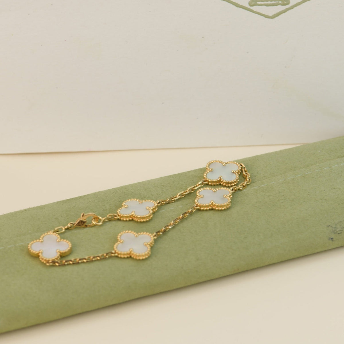 [baslovejewels]CLOVER  5 MOTIF WHITE MOP BRACELET