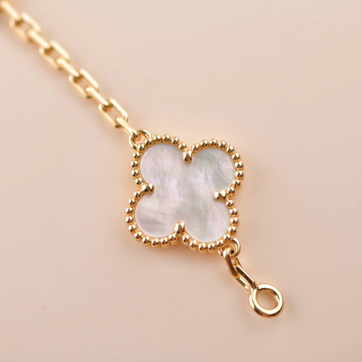 [baslovejewels]CLOVER  5 MOTIF WHITE MOP BRACELET